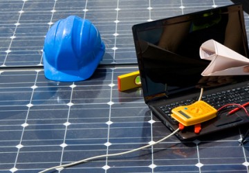 Tecnici professionali e competenti nell'ambito dell'installazione di pannelli fotovoltaici di Elettr di Zambelli Alain